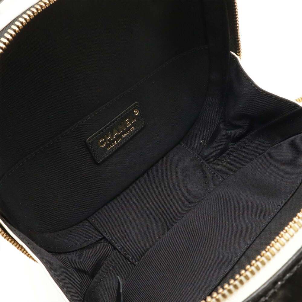 CHANEL Black Leather Shoulder Bag - Picture 9 of 10